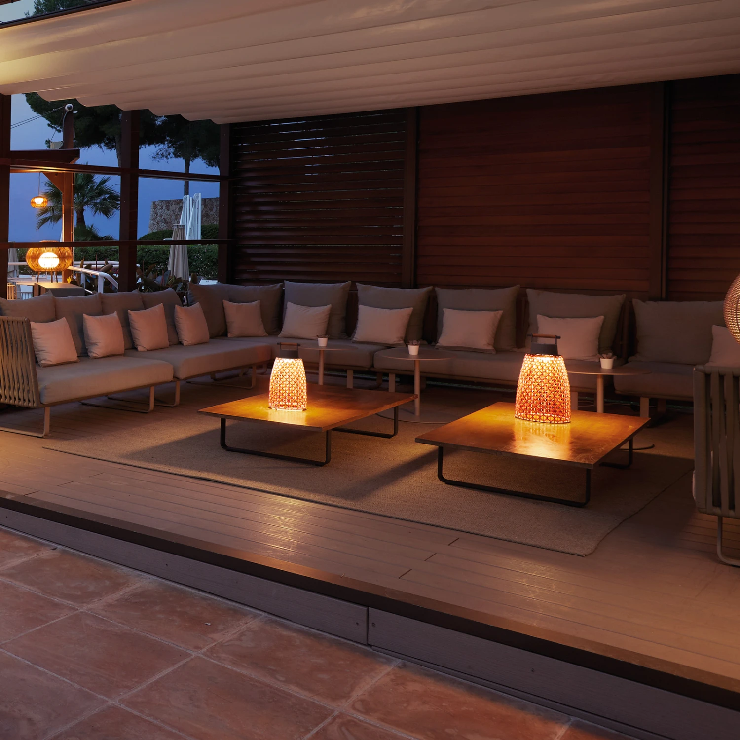 Bover Nans M/49/R Akku-Tischleuchte Für Außen, Rot 9 Bover Nans M/49/R Akku-Tischleuchte Für Außen, Rot – Bild 7