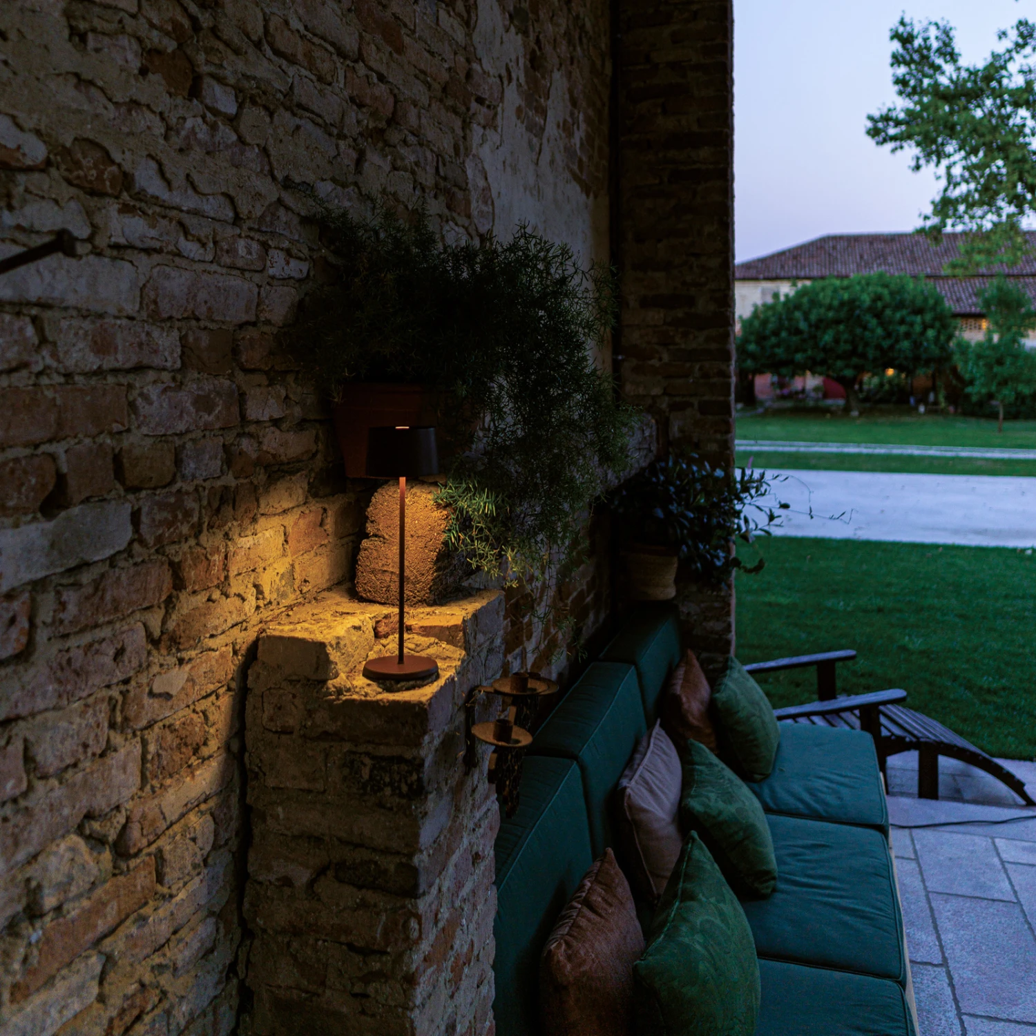 Zafferano Olivia Akku-Tischlampe IP65 Corten 5 Zafferano Olivia Akku-Tischlampe IP65 Corten – Bild 3