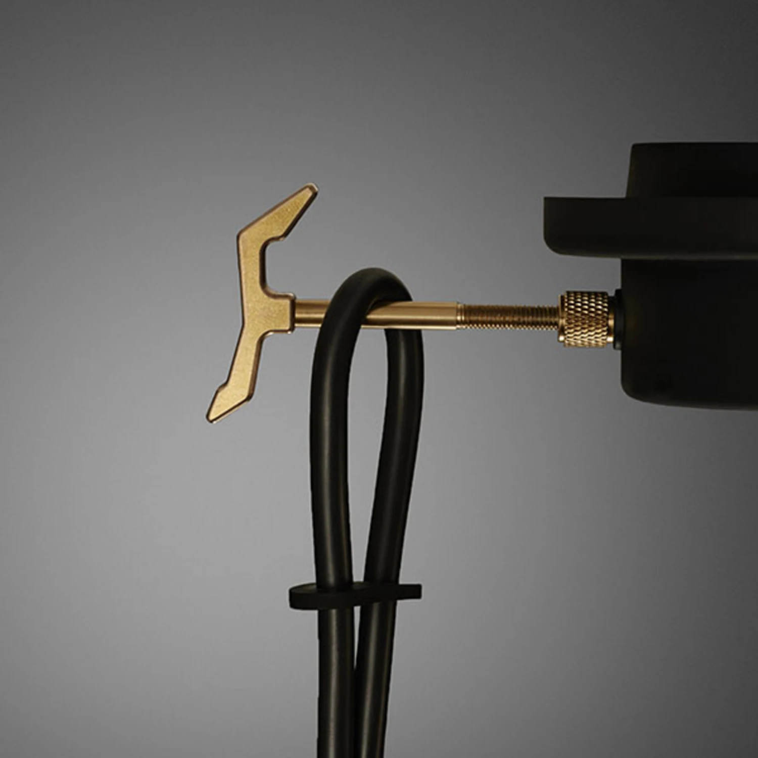 Buster + Punch Hooked 1.0 Small Grafit/messing 7 Buster + Punch Hooked 1.0 Small Grafit/messing – Bild 5