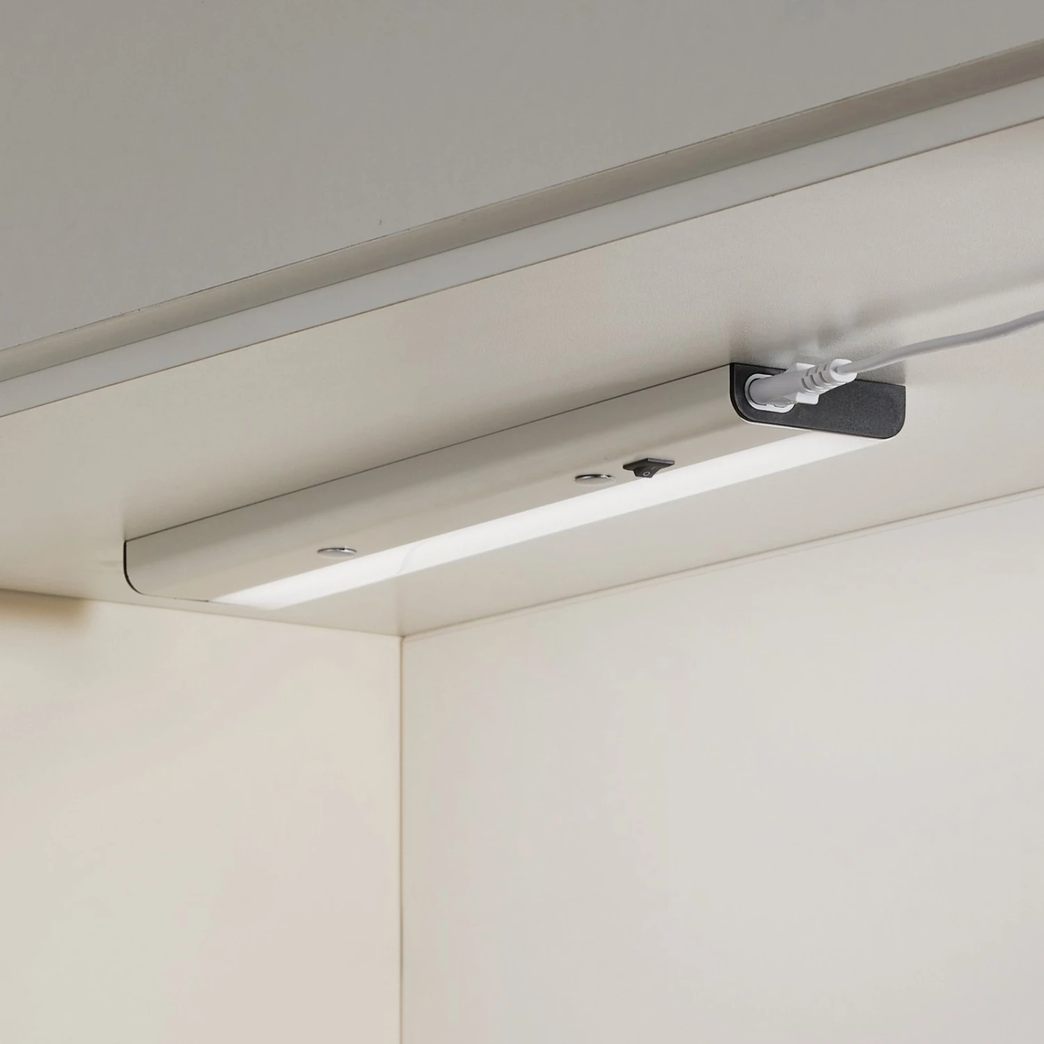 LEDVANCE Linear Flat Unterbaulampe 4.000K Schalter 3 LEDVANCE Linear Flat Unterbaulampe 4.000K Schalter