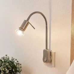 Lindby Ahoja Steckdosenleuchte, Flexarm, Schalter