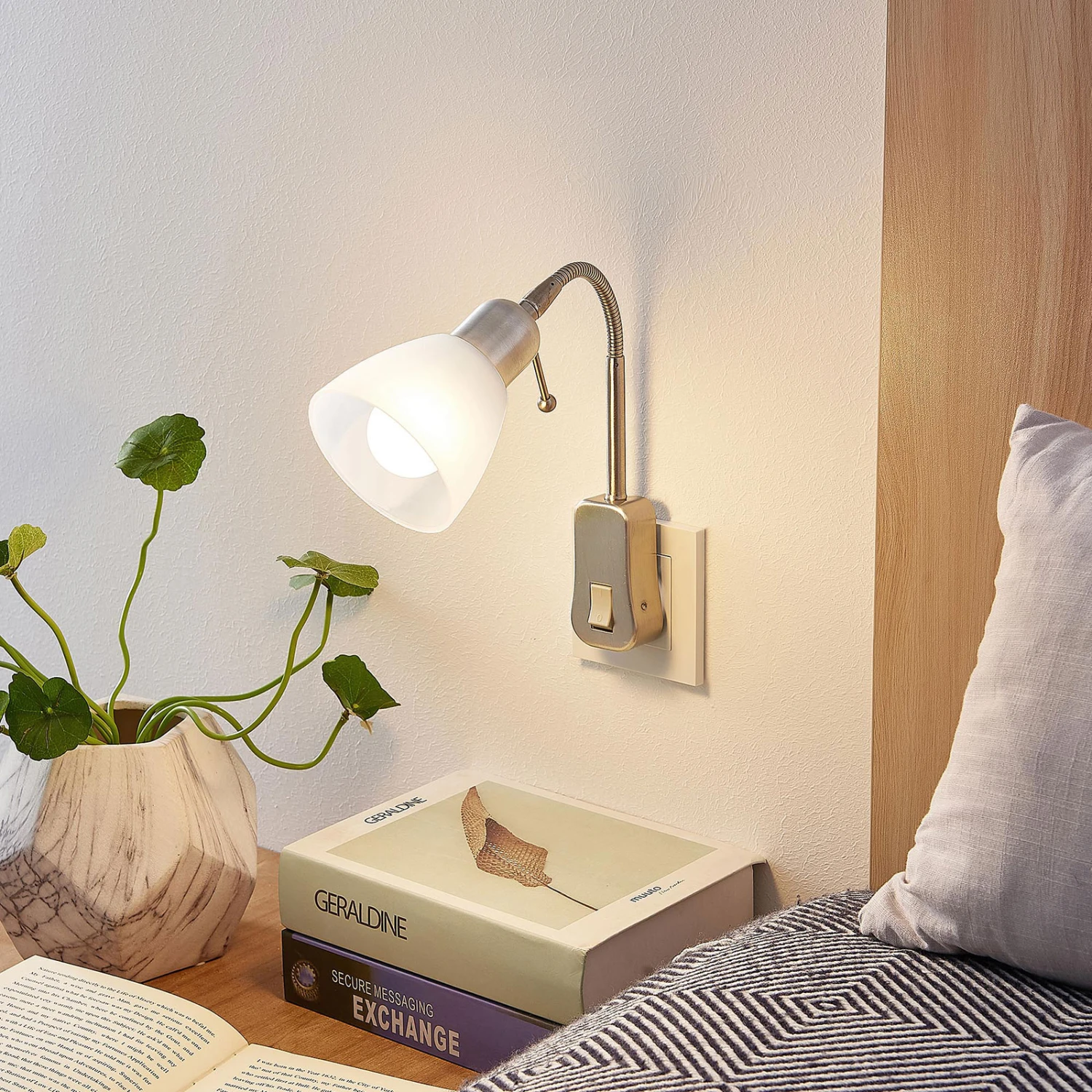 Lindby Aika Steckdosenleuchte, Flexarm, Schalter 4 Lindby Aika Steckdosenleuchte, Flexarm, Schalter – Bild 2