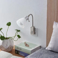 Lindby Aika Steckdosenleuchte, Flexarm, Schalter 13 Lindby Aika Steckdosenleuchte, Flexarm, Schalter -Heimbeleuchtung 8032244 2