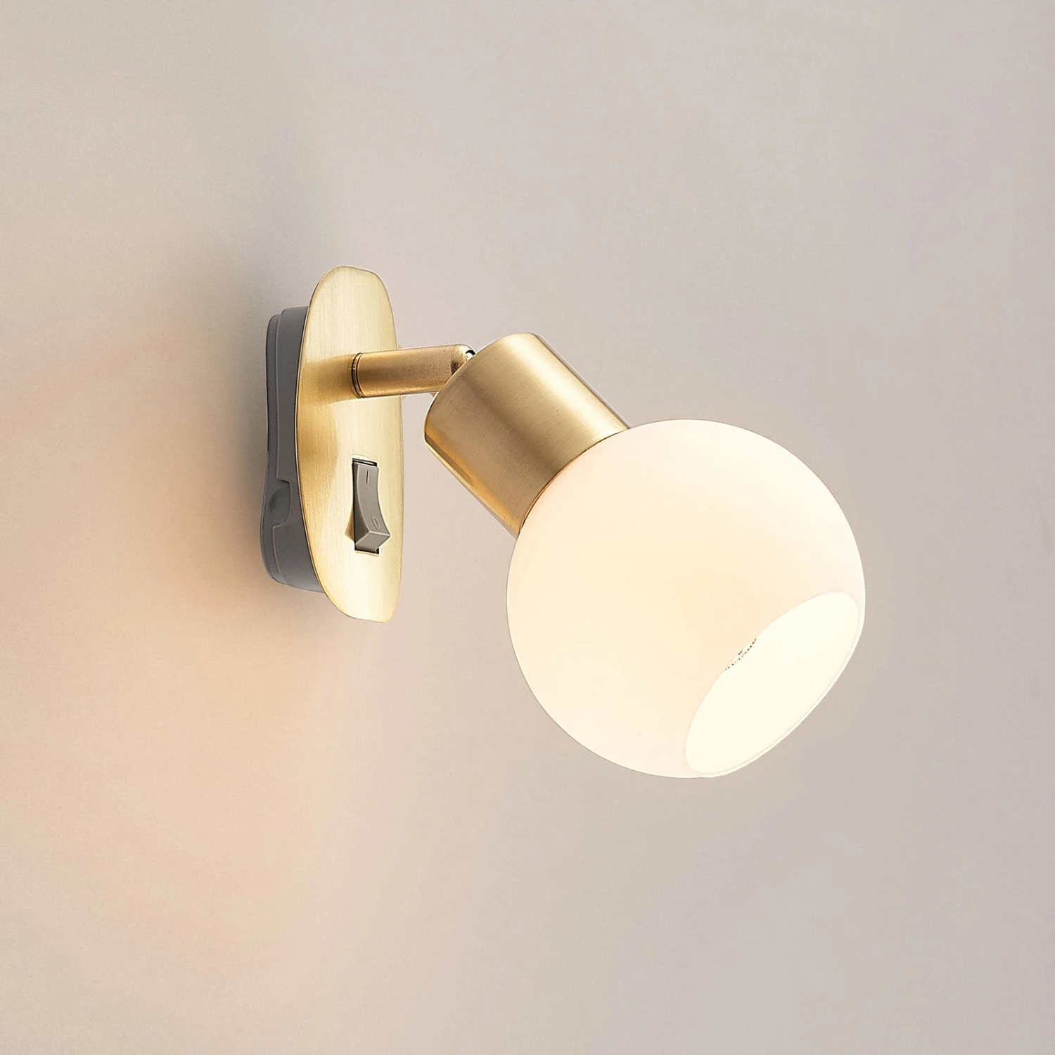 Lindby Lioma Steckdosenleuchte, Neigbar, Messing 6 Lindby Lioma Steckdosenleuchte, Neigbar, Messing – Bild 4