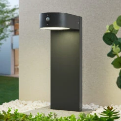 Lindby Jarik LED-Solar-Sockelleuchte, Sensor 50 Cm
